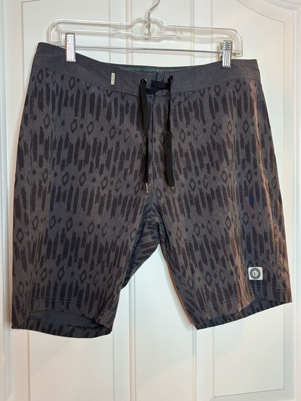NWOT Linksoul Gray Patterned Board Shorts with Black Accents Size 32